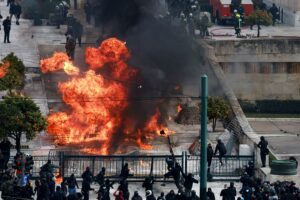 Praça de Syntagma em frente ao parlamento grego no segundo aniversário do acidente de Tempi.