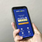 Bolsas e auxílios: precarização e projetos de poder