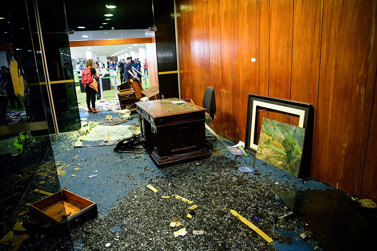 8 de Janeiro: destruir o passado para conservar o presente