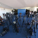Mídias, (des)informação e controle