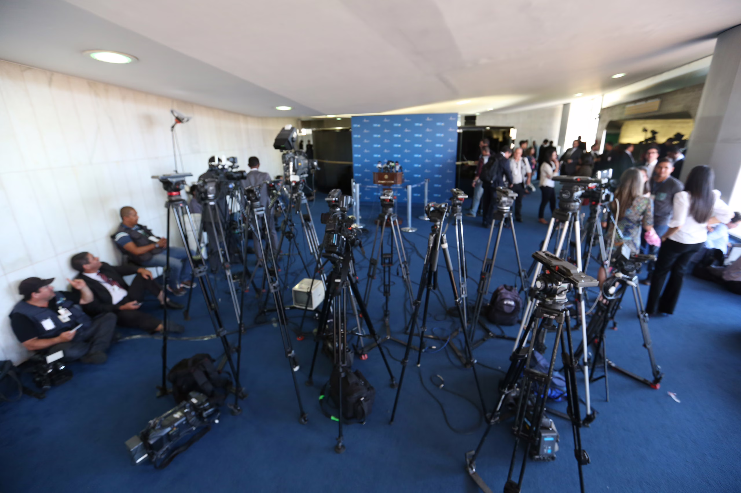 Mídias, (des)informação e controle