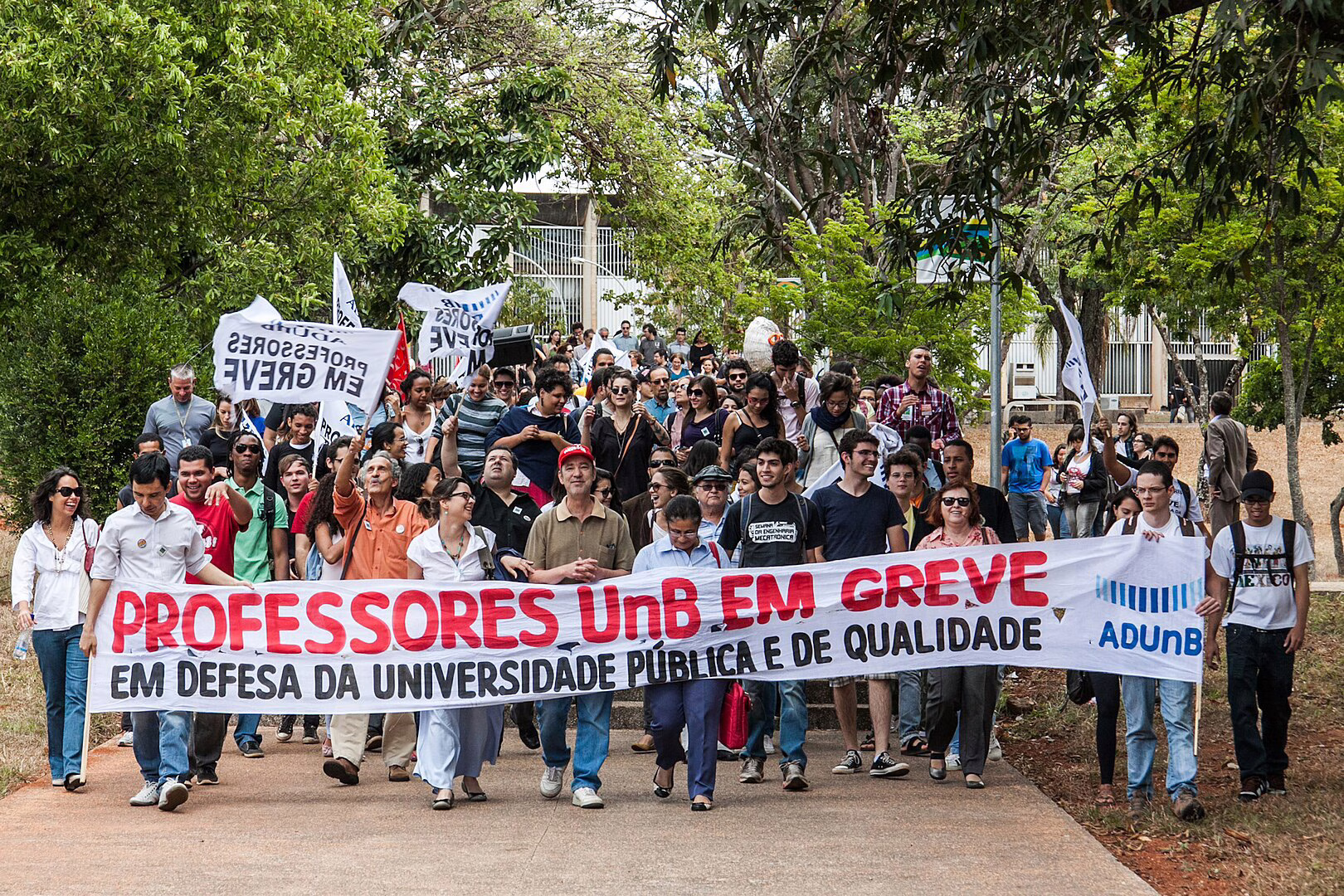 Há vida – e luta – além da Lava Jato e dos pré-candidatos